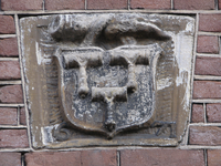 905485 Afbeelding van de gevelsteen 'De drie roskammen', in de voorgevel van het pand Jansveld 43 te Utrecht.N.B. Het ...
